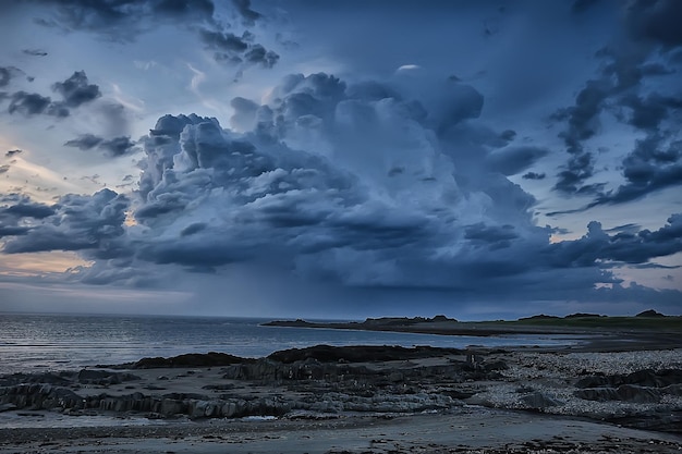 wolken achtergrond somber / grijze storm achtergrond, lucht boven wolken