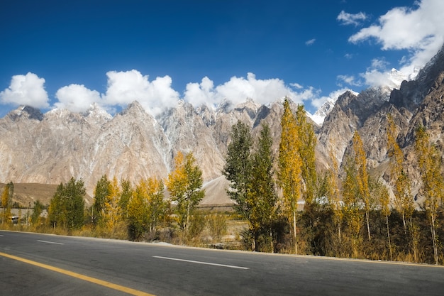 Foto wolken bedekken passu-kegels bergtoppen langs de karakoram-snelweg, pakistan