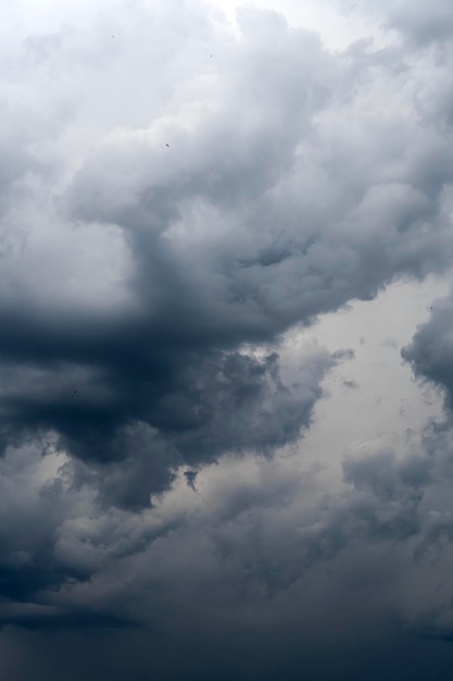 Wolken bij zonsondergang Bewolkte lucht mooie wolken