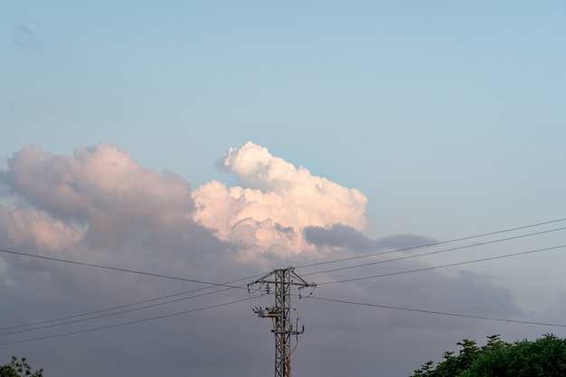 Foto wolken bij zonsondergang en hoogspanningstoren elektriciteit energie achtergronden