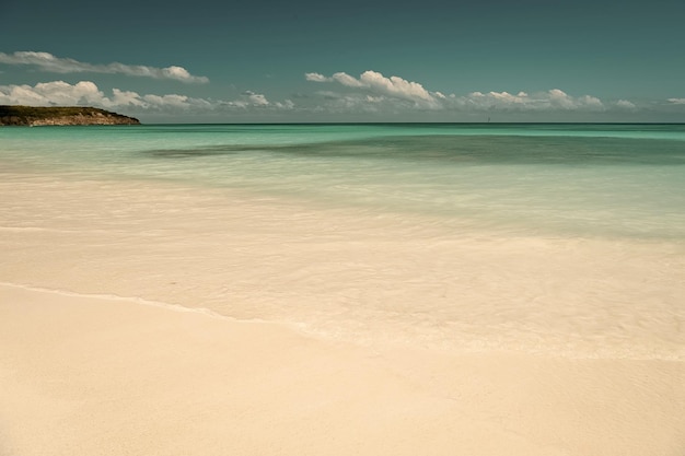 Wolken blauwe lucht boven kalme zee strand tropisch eiland Tropisch paradijs strand met zand Reisexperts onthullen de beste stranden van Antigua Zand parelmoer wit claimt zo fijn als poeder Paradijseiland