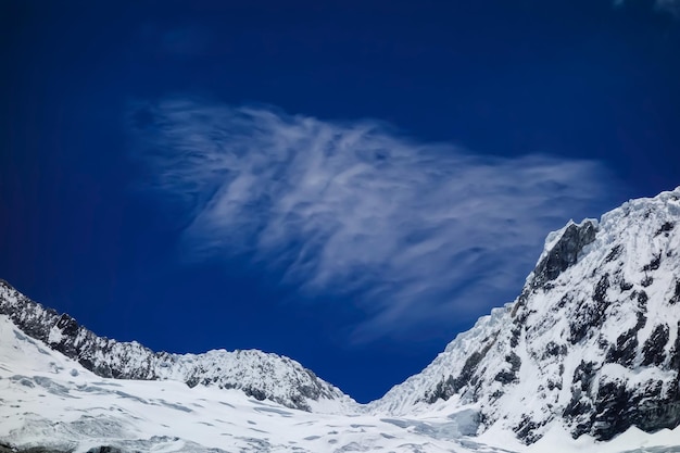 Wolken boven besneeuwde Huascaran-bergen, Huaraz, Peruviaanse Andes