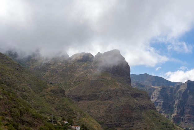 Wolken boven de bergen op het eiland Tenerife