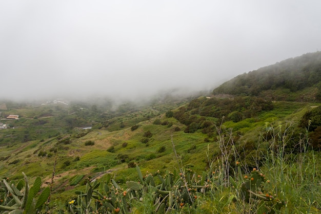 Wolken boven de bergen op het eiland Tenerife