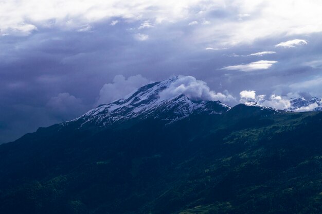 Foto wolken boven de bergtop