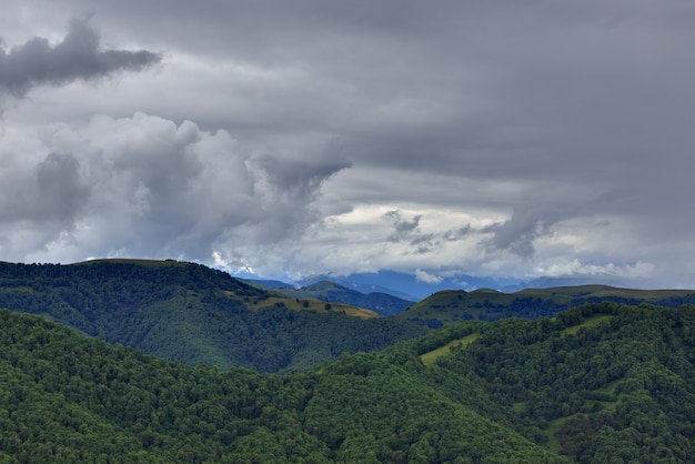Foto wolken boven de heuvels in het gebied van de berg elbrus