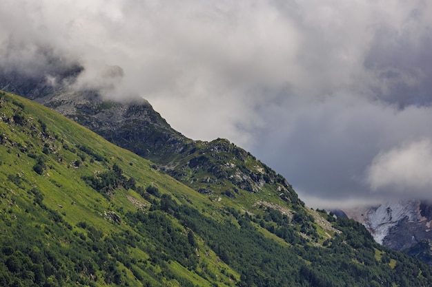 Wolken boven de toppen van de rotsachtige bergen