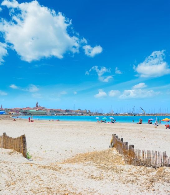 Wolken boven het stadsbeeld van Alghero in de zomer Italië