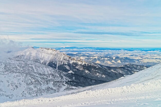 Wolken boven Kasprowy Wierch van Zakopane in Tatra Mounts in de winter. Zakopane is een stad in Polen in het Tatra-gebergte. Kasprowy Wierch is een berg in Zakopane en is de meest populaire skigebieden in Polen