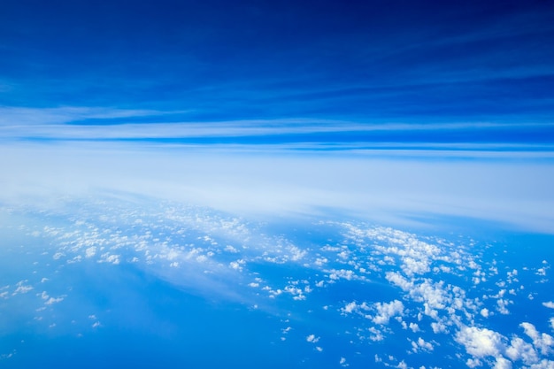 Wolken een uitzicht vanuit vliegtuigraam