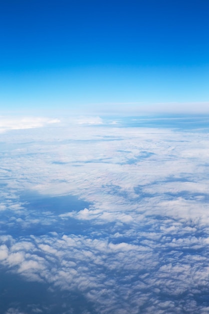 Wolken een uitzicht vanuit vliegtuigraam