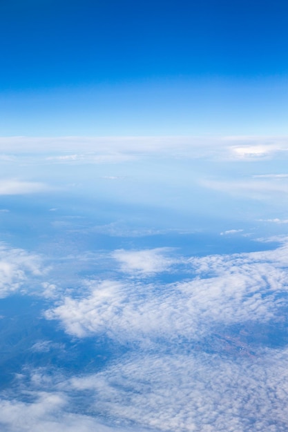 Wolken een uitzicht vanuit vliegtuigraam