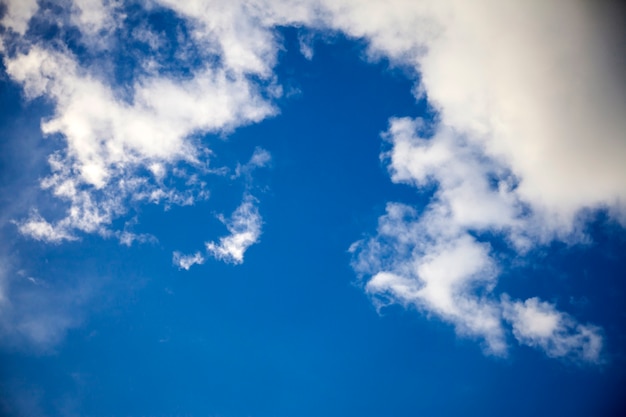 Wolken en de blauwe lucht