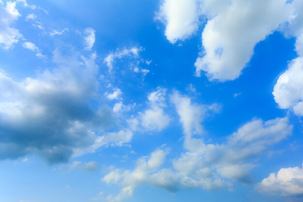 Wolken en heldere blauwe hemelachtergrond met