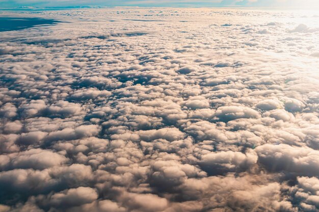 Foto wolken en hemel bij zonsondergang