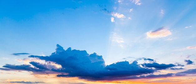 Wolken en hemel blauwe en oranje zonsondergang.