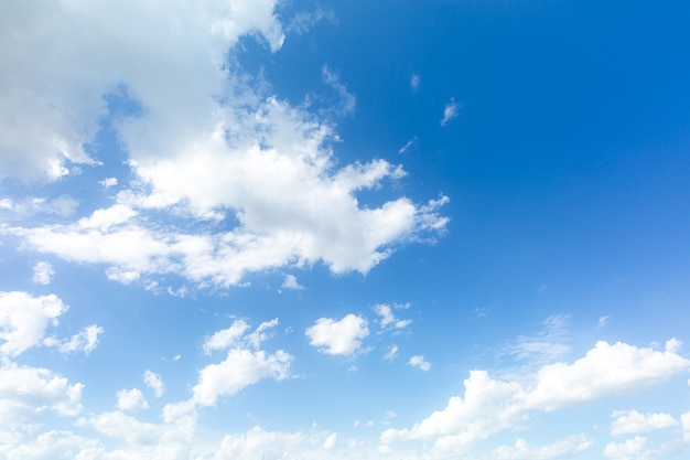 wolken en hemelsblauwe hemelachtergrond met klein wolkenpanorama