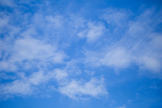 Wolken en hemelsblauwe hemelachtergrond met kleine wolken
