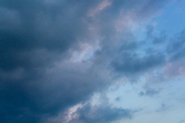 wolken en lucht met onweer Stormachtige wolken voor achtergrond