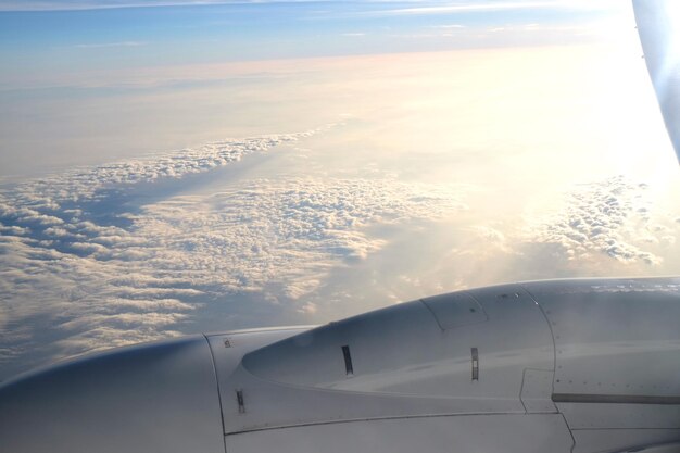 Wolken en lucht zoals gezien door het raam van een vliegtuig