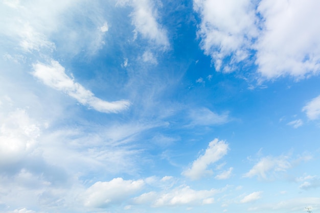 wolken en lucht, zomer blauwe gradiënt wolken lichte witte achtergrond heldere wolken schoonheid in rust sunlig