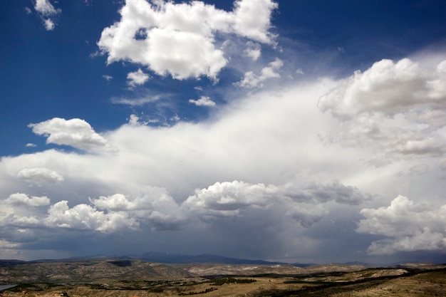 Wolken en natuur in de blauwe lucht