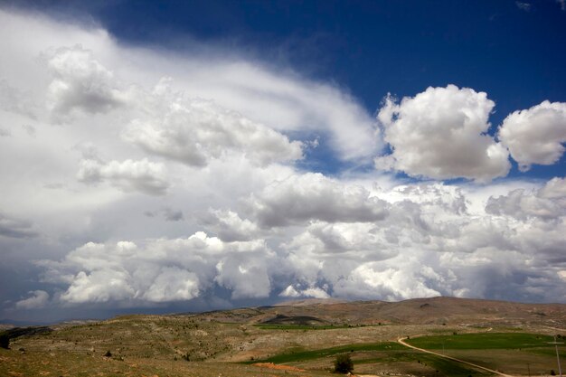 Wolken en natuur in de blauwe lucht