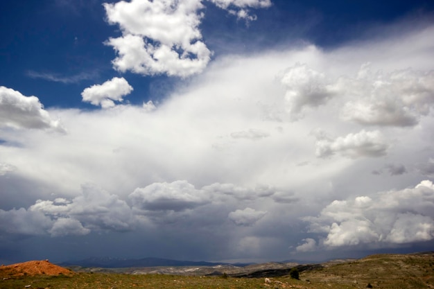 Wolken en natuur in de blauwe lucht