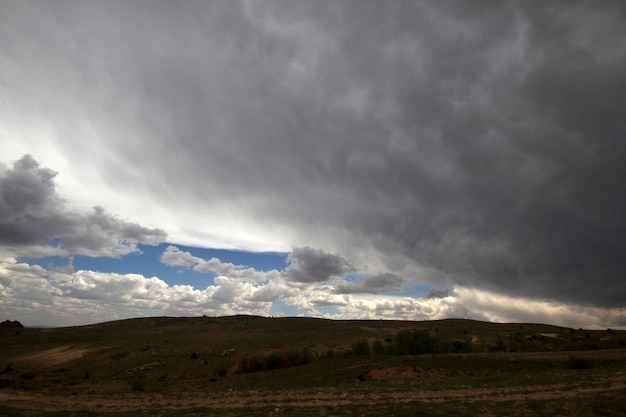 Wolken en natuur in de blauwe lucht