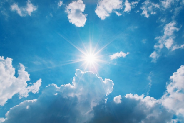 Foto wolken en stralende zon aan de blauwe lucht