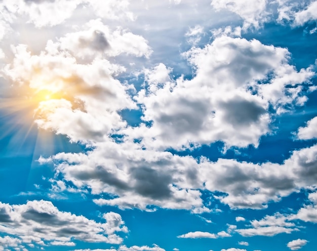 Wolken en zon in de blauwe lucht