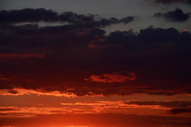 wolken en zonlicht bij zonsondergang prachtig landschap in oranje tinten