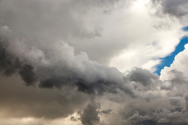 Wolken gefotografeerd in de lucht. Kleine scherptediepte