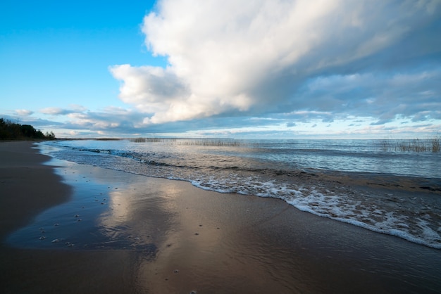 Wolken hangen laag over het meer.