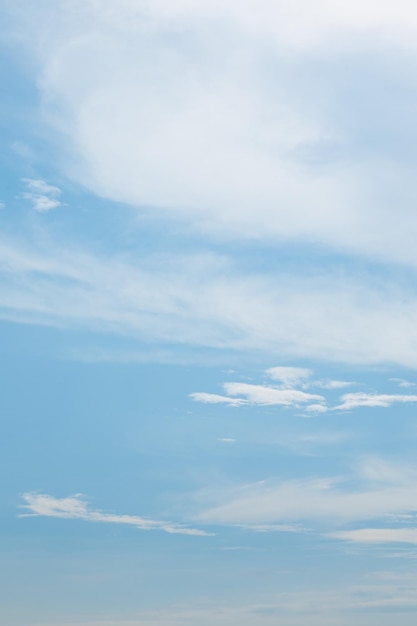 Wolken in de blauwe hemel Zomer blauwe hemel wolk gradiënt lichte witte achtergrond Schoonheid helder bewolkt in zonneschijn kalm heldere winter lucht achtergrond Afbeelding van een prachtige blauwe hemel