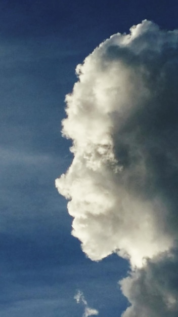 Foto wolken in de blauwe hemel