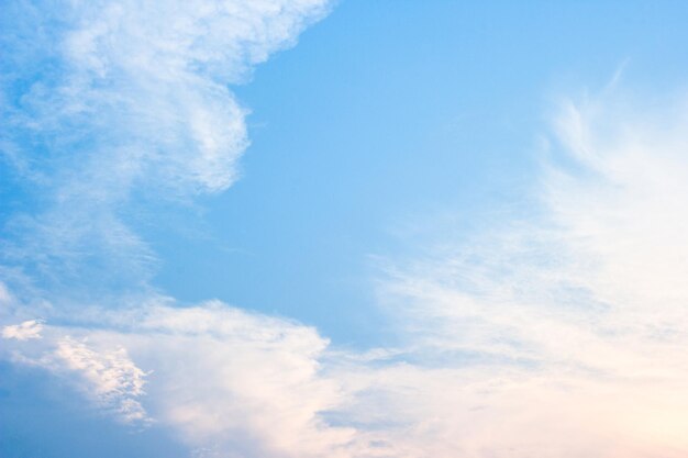 Wolken in de blauwe hemel