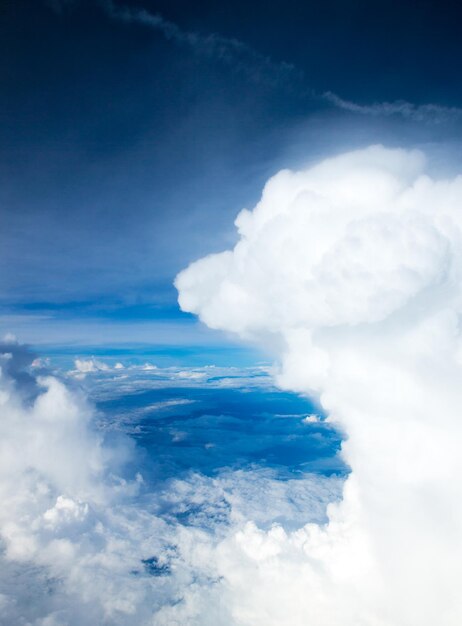 Wolken in de blauwe hemel