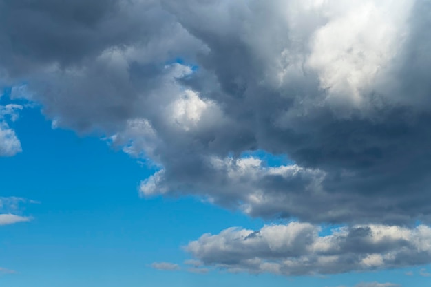 Wolken in de blauwe hemel