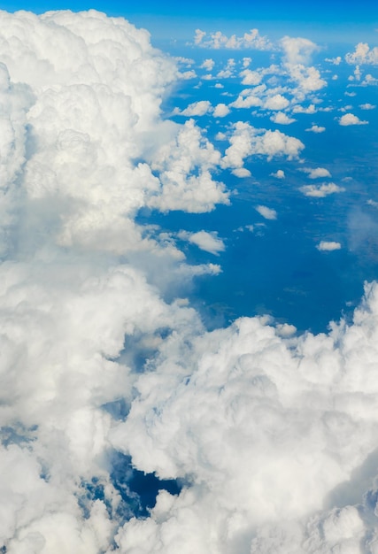 Wolken in de blauwe hemel