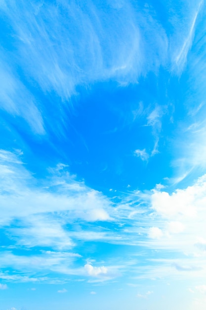 Wolken in de blauwe hemel