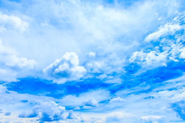 Wolken in de blauwe hemel