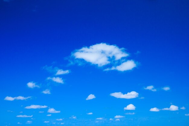 Wolken in de blauwe hemel
