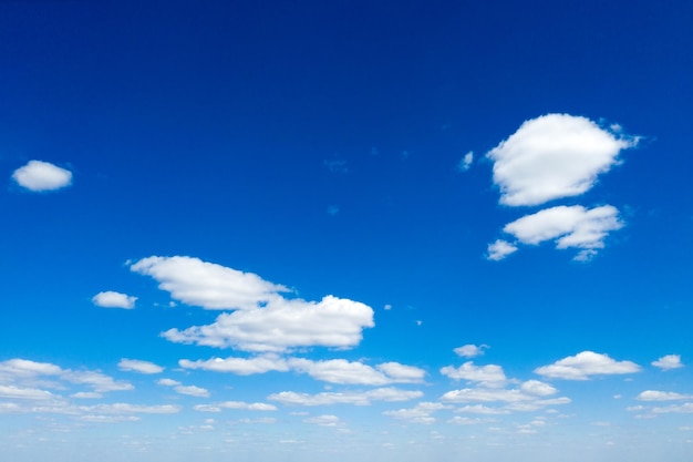 Wolken in de blauwe hemel