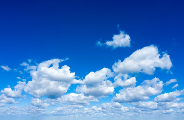 Wolken in de blauwe hemel