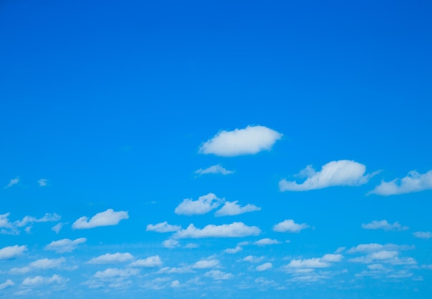 Wolken in de blauwe hemel