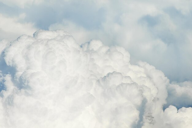 Wolken in de blauwe hemel