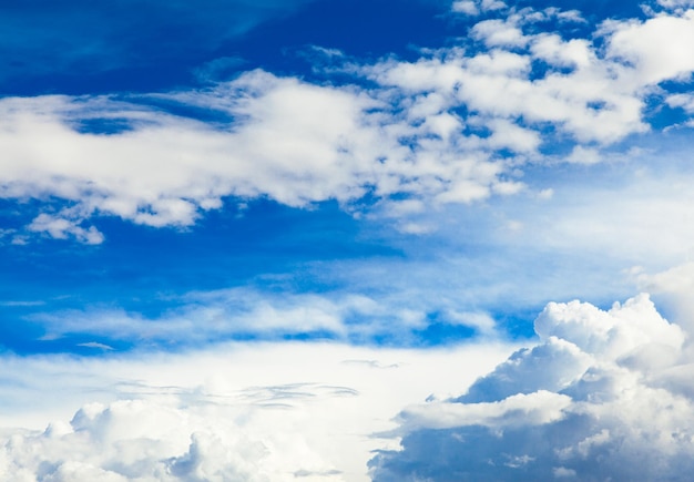 Wolken in de blauwe hemel.