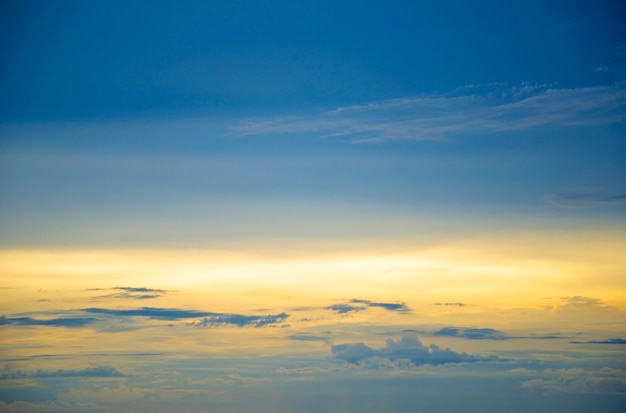 Wolken in de blauwe hemelzonsondergang