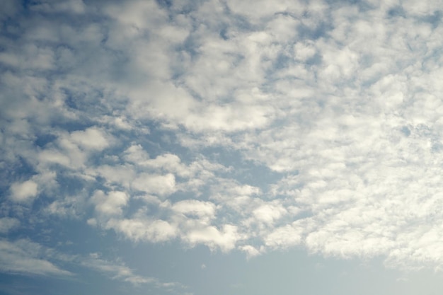 Wolken in de blauwe lucht achtergronden